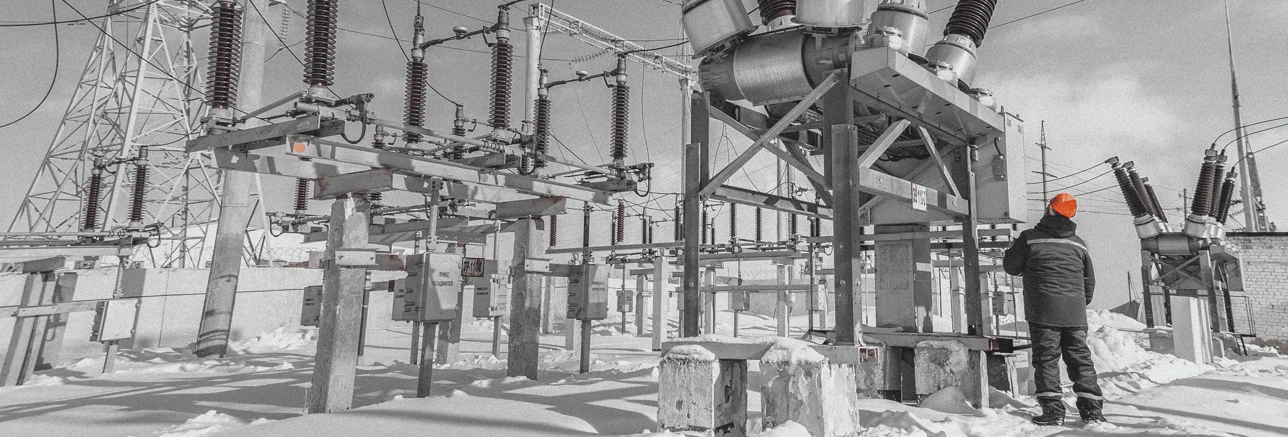 Robotic arms on an IFS-managed production line